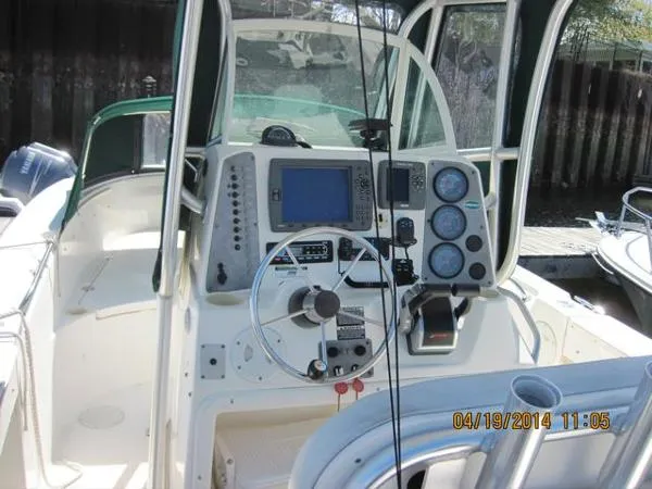 Slide: The Image of Trophy 2503 Center Console 2005 - 5