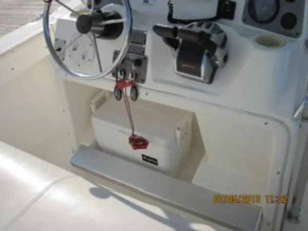 Slide: The Image of Trophy 2503 Center Console 2005 - 6