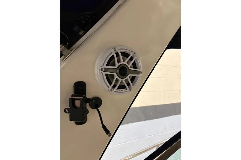 Slide: The Image of 2004 Sea Ray 380 Sundancer boat speaker and accessory mount detail. - 19