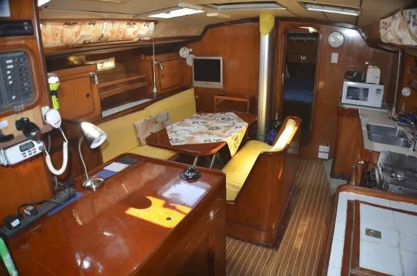 Slide: The Image of Beneteau 432 1988 - 5