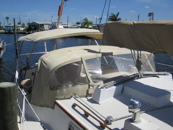 Slide: The Image of Pearson 424 Sloop (Updated Yanmar Diesel) 1980 - 9
