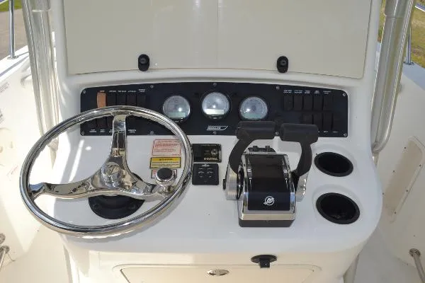 Slide: The Image of Boston Whaler 240 Outrage 2004 - 2