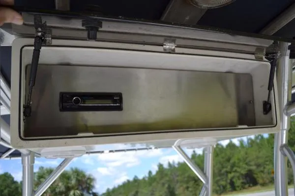 Slide: The Image of Boston Whaler 240 Outrage 2004 - 6