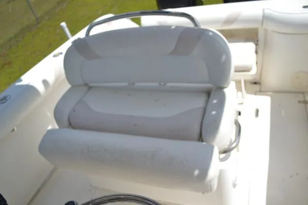 Slide: The Image of Boston Whaler 240 Outrage 2004 - 8