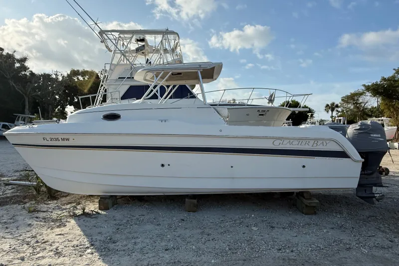 The Image of 2005 Glacier Bay 2680 Coastal Runner boat on dry land, side view. - 0