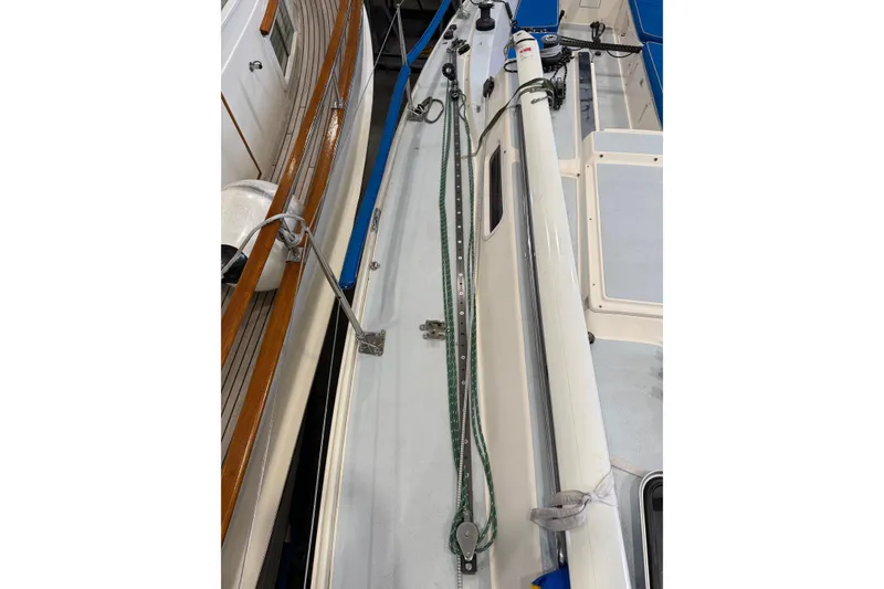 Slide: The Image of 2006 J Boats J/100 deck with rigging and hardware details. - 44