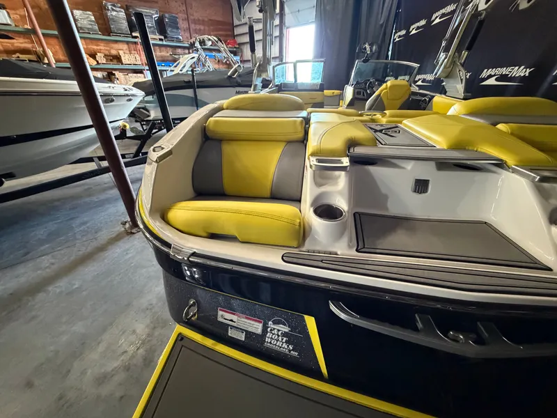 Slide: The Image of MasterCraft X23 2016 - 10