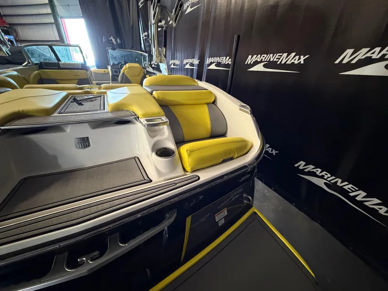 Slide: The Image of MasterCraft X23 2016 - 12