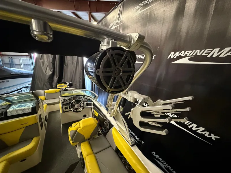Slide: The Image of MasterCraft X23 2016 - 16