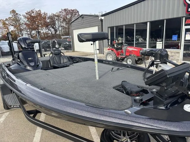 Slide: The Image of Skeeter ZXR21 2023 - 10