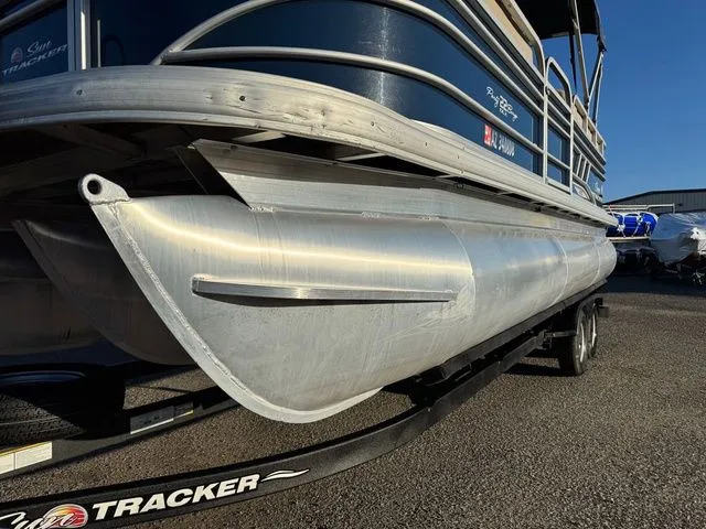 Slide: The Image of Sun Tracker Party Barge 22 XP3 2021 - 14