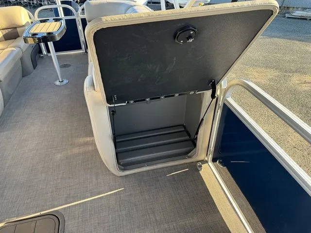 Slide: The Image of Sun Tracker Party Barge 22 XP3 2021 - 42