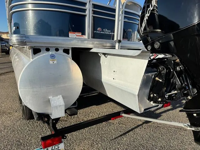 Slide: The Image of Sun Tracker Party Barge 22 XP3 2021 - 8