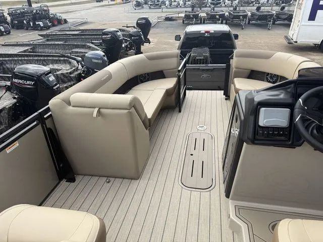 Slide: The Image of Veranda VR235VL 2026 - 17