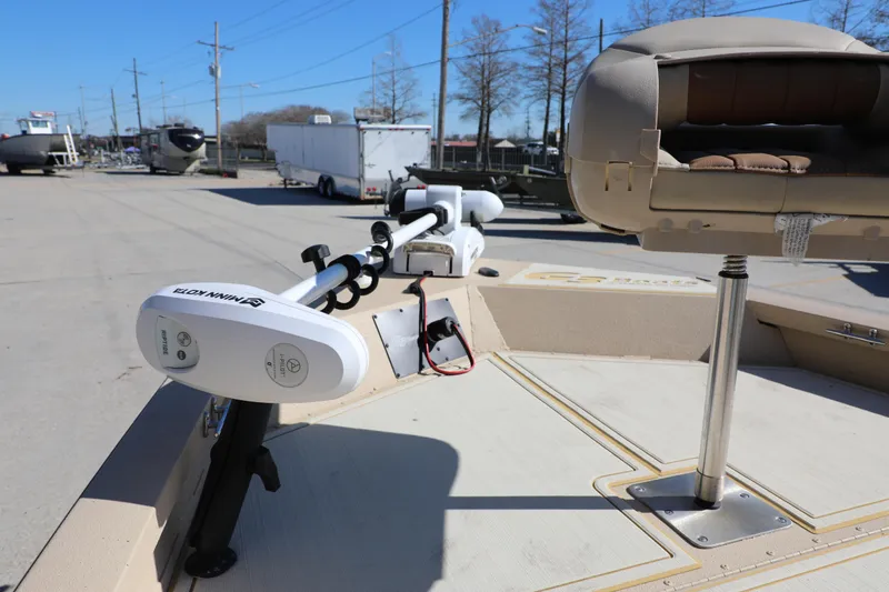 Slide: The Image of 2022 G3 Bay 20 GX boat with Minn Kota trolling motor on deck. - 9