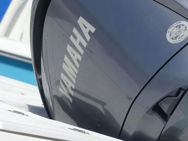 Slide: The Image of Robalo 246 Cayman 2022 - 10