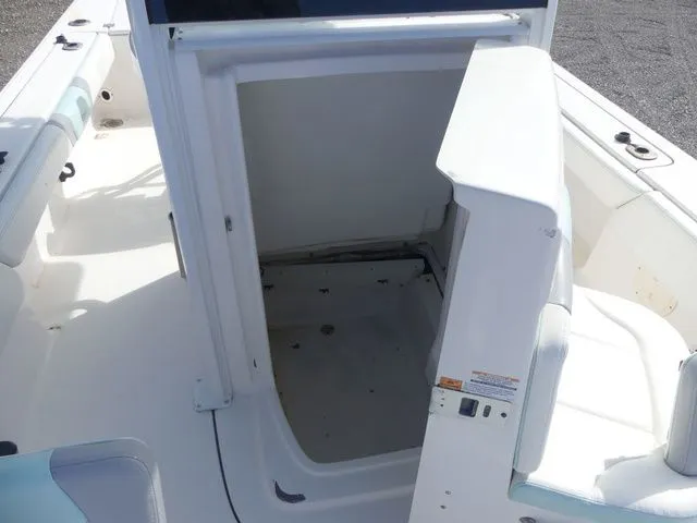 Slide: The Image of Robalo 246 Cayman 2022 - 15