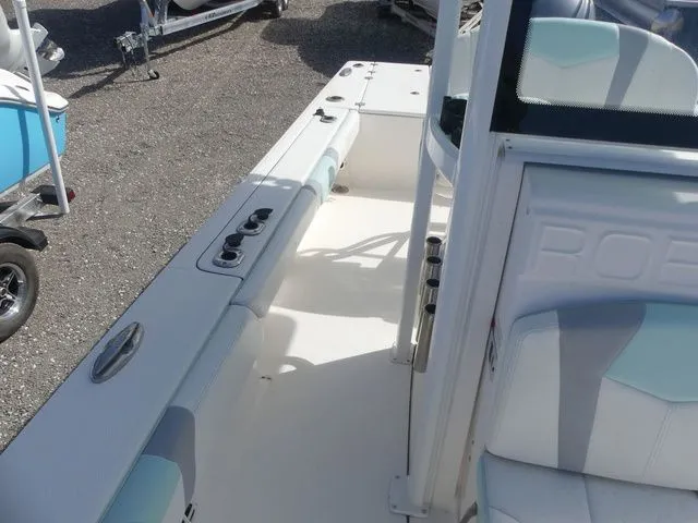 Slide: The Image of Robalo 246 Cayman 2022 - 16