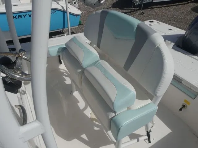 Slide: The Image of Robalo 246 Cayman 2022 - 18