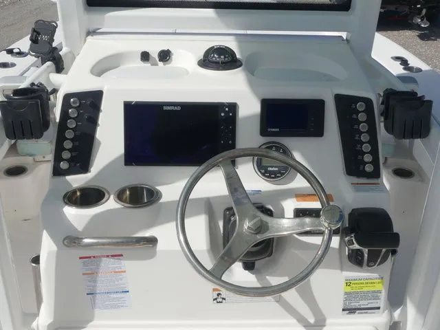 Slide: The Image of Robalo 246 Cayman 2022 - 19