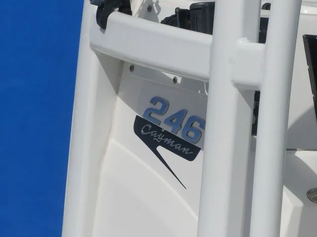 Slide: The Image of Robalo 246 Cayman 2022 - 8