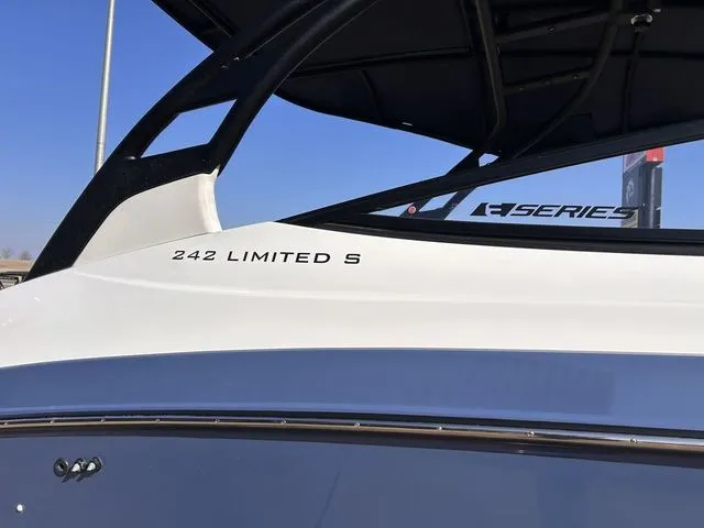 Slide: The Image of Yamaha 242 Limited S E-Series 2018 - 12