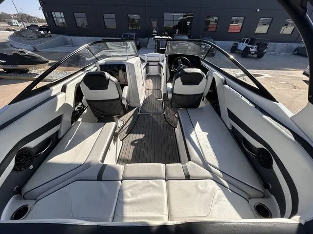 Slide: The Image of Yamaha 242 Limited S E-Series 2018 - 14