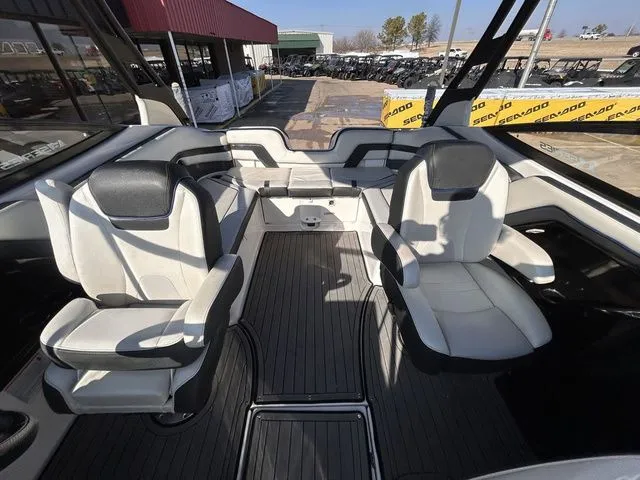 Slide: The Image of Yamaha 242 Limited S E-Series 2018 - 18