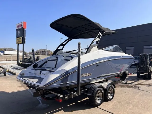 Slide: The Image of Yamaha 242 Limited S E-Series 2018 - 3