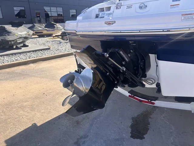 Slide: The Image of Chaparral 21 H2O Ski & Fish 2018 - 5