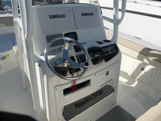 Slide: The Image of NauticStar 28 XS 2018 - 10