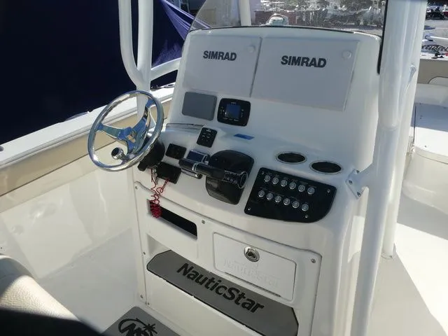 Slide: The Image of NauticStar 28 XS 2018 - 12