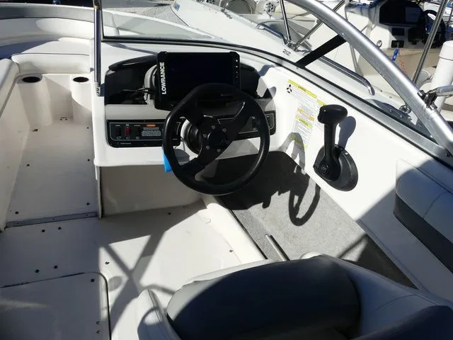 Slide: The Image of Bayliner 190 Bowrider 2013 - 6