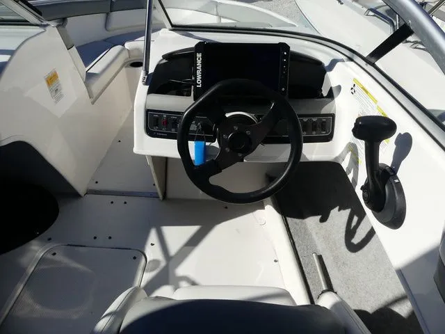 Slide: The Image of Bayliner 190 Bowrider 2013 - 7