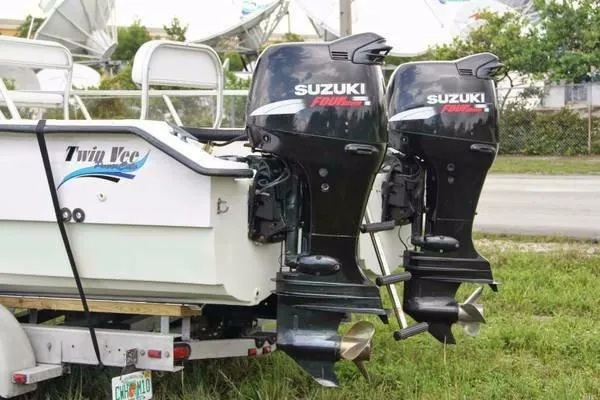 Slide: The Image of Twin Vee 26' CC 2005 - 2