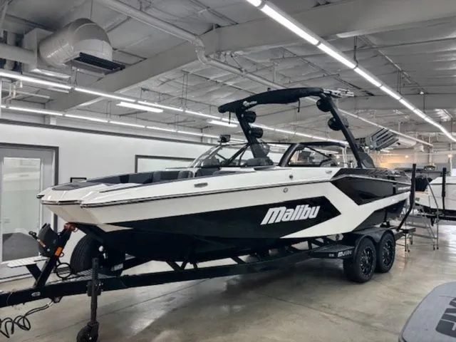 Slide: The Image of Malibu Wakesetter 23 MXZ 2026 - 2