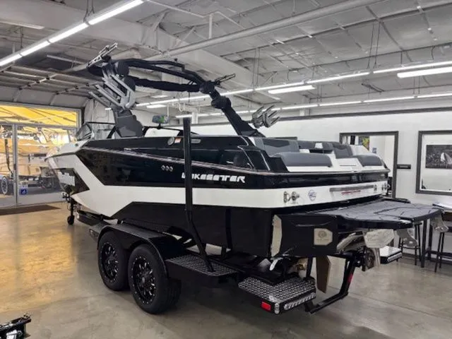 Slide: The Image of Malibu Wakesetter 23 MXZ 2026 - 3