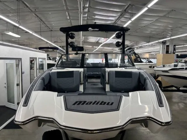 Slide: The Image of Malibu Wakesetter 23 MXZ 2026 - 6