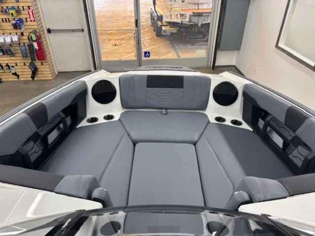 Slide: The Image of Malibu Wakesetter 23 MXZ 2026 - 7