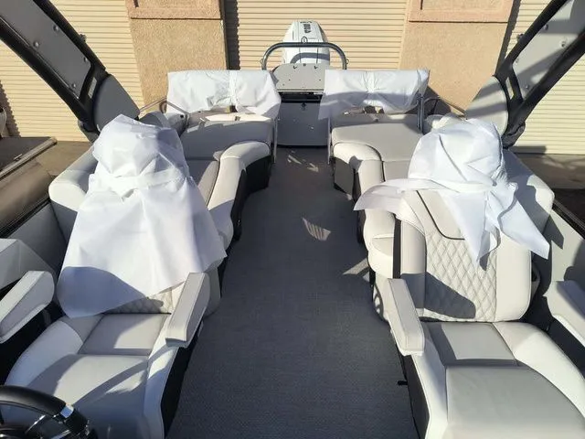 Slide: The Image of Avalon Excalibur LTD Quad Lounge Shift 25 FT 2026 - 4