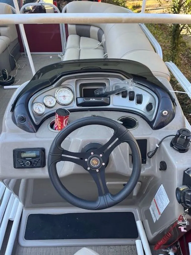 Slide: The Image of Tracker 20 DLX 2023 - 2