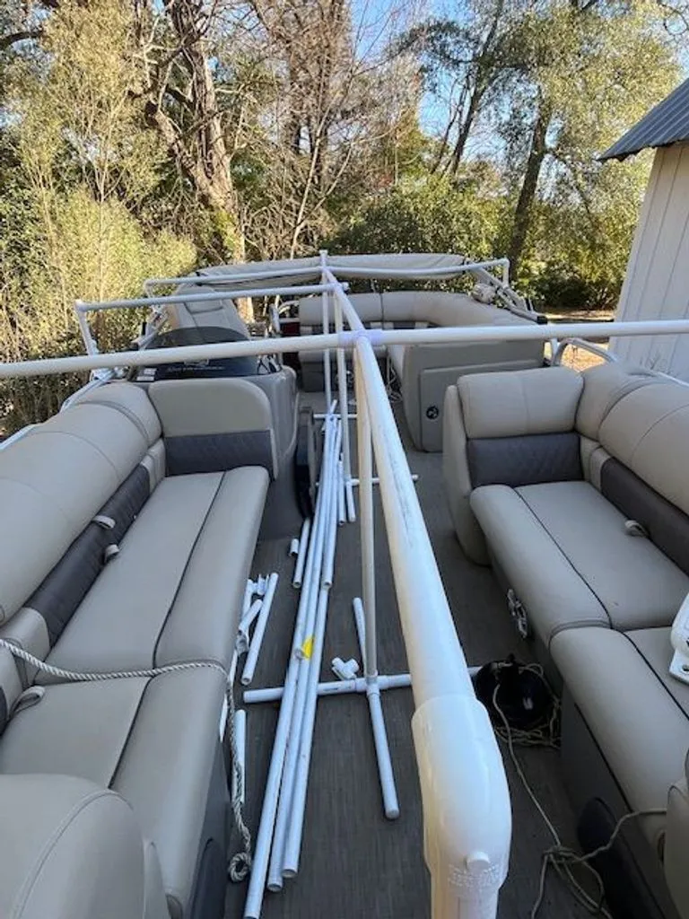 Slide: The Image of Tracker 20 DLX 2023 - 4