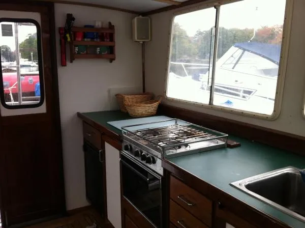 Slide: The Image of BHM 32' Flybridge Cruiser 1985 - 10