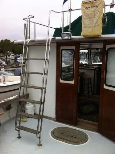 Slide: The Image of BHM 32' Flybridge Cruiser 1985 - 2