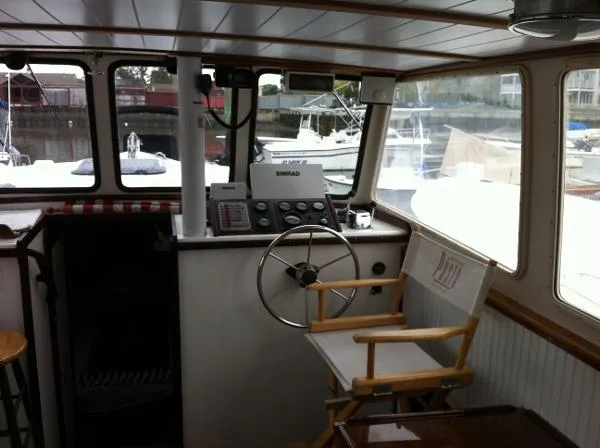 Slide: The Image of BHM 32' Flybridge Cruiser 1985 - 5