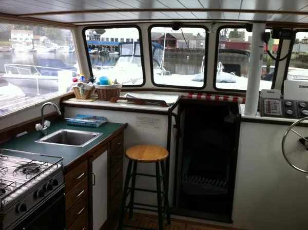 Slide: The Image of BHM 32' Flybridge Cruiser 1985 - 6