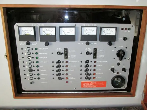 Slide: The Image of Sea Ray 390 Express Cruiser 1989 - 10
