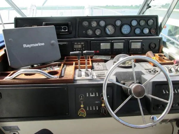 Slide: The Image of Sea Ray 390 Express Cruiser 1989 - 4