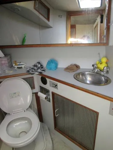 Slide: The Image of Sea Ray 390 Express Cruiser 1989 - 9