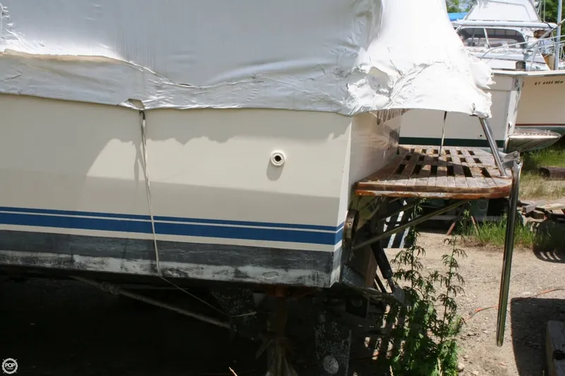 Slide: The Image of Chris-Craft 333 Commander 1985 - 4